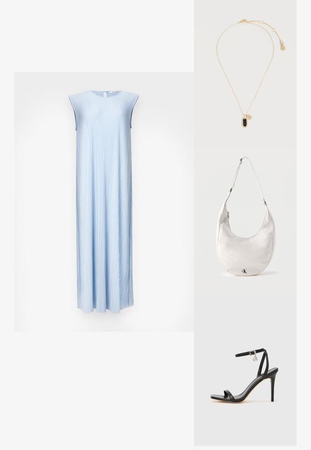 Vestido sin mangas de plisados en azul claro con un escote redondo y un cierre en la espalda con forma de llave. Silueta en A fluida, textura suave y un brillo sutil.; Sandalia de tacón alto negra con una estrecha correa en el tobillo, punta cuadrada, material de cuero liso y detalle de hebilla metálica.; Bolso de hombro blanco en forma de media luna con correa ajustable y logo negro "cK" cerca del centro inferior sobre fondo liso.; Collar delicado de cadena de oro con un colgante rectangular negro rodeado de pequeñas piedras claras y un pequeño charm circular de oro.