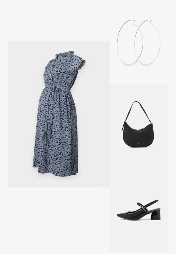 Vestido de maternidad de tela azul claro con estampado de lunares negros, mangas cortas, cuello con solapa y cinturón en la cintura para un ajuste ajustable.; Tacones slingback de charol negro con punta afilada, un diseño de corte redondeado y tacón bloque. Incluye un detalle de hebilla en tono dorado.; Bolso de mano de cuero negro con forma curva, superficie texturizada, costuras frontales y un logo en tono dorado. Cuenta con una sola correa ajustable.; Pendientes de aro plateados con un diseño delgado y suave; forma ovalada alargada; acabado pulido; presentan un cierre de gancho seguro.