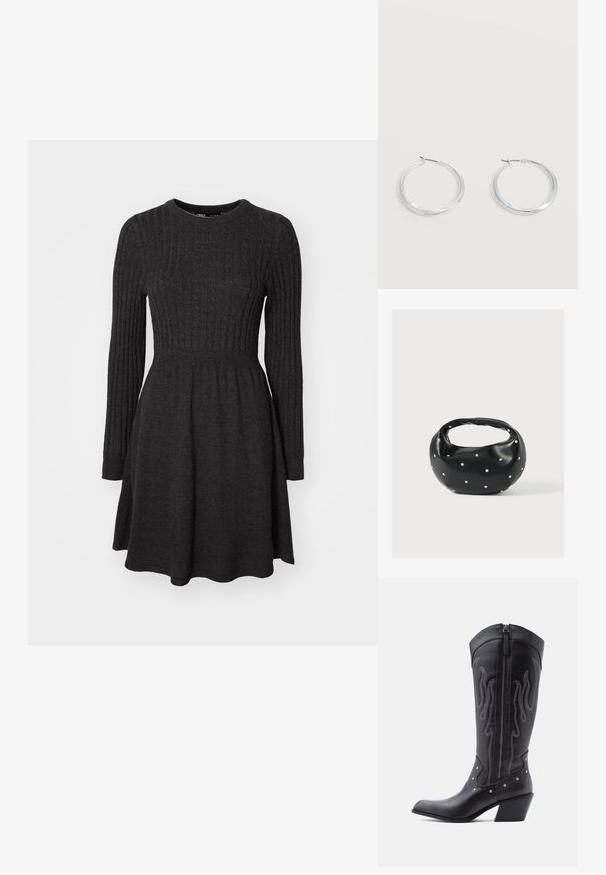 Robe en tricot côtelé gris foncé avec des manches longues, un col rond, un corsage ajusté et une jupe évasée. Texture douce, design polyvalent.; Bottes de cow-boy en cuir noir avec bout pointu, coutures apparentes, ornements à clous argentés et fermeture éclair sur le côté intérieur.; Sac à main en cuir noir de forme arrondie, décoré de clous argentés et équipé d'une poignée courte. Texture lisse et fermeture éclair.; Boucles d’oreilles créoles en métal argenté avec une surface lisse légèrement incurvée et des fermoirs à clapet sur un fond blanc uni.