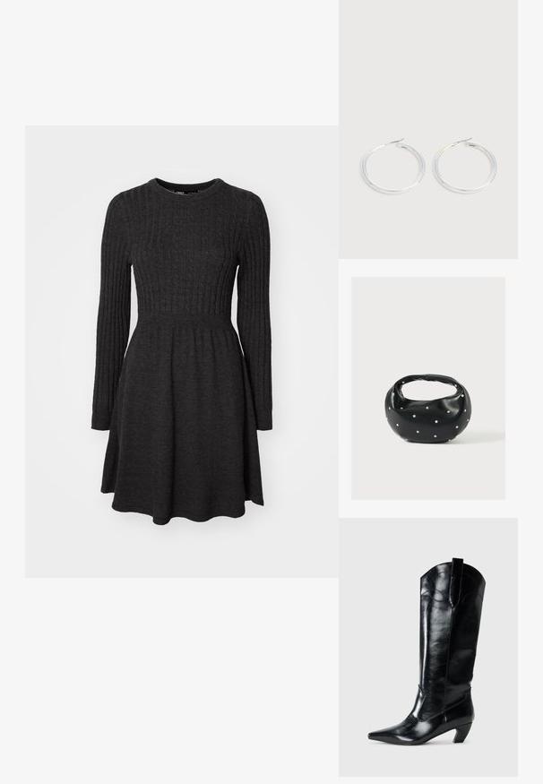 Dunkelgraues geripptes Strickkleid mit langen Ärmeln, rundem Ausschnitt, figurbetontem Oberteil und ausgestelltem Rock. Weicher Stoff, vielseitiges Design.; Schwarze kniehohe Stiefel aus Leder mit spitzem Zeh, niedrigem Absatz und dekorativen Nähten an den Seiten. Glatte, glänzende Oberfläche.; Schwarze Lederhandtasche mit abgerundeter Form, verziert mit silbernen Nietenakzenten und kurzem Griff. Glatte Struktur und Reißverschlussverschluss.; Paar glänzende silberne Creolen mit dünnen Drahtverschlüssen, dargestellt vor einem hellgrauen Hintergrund.