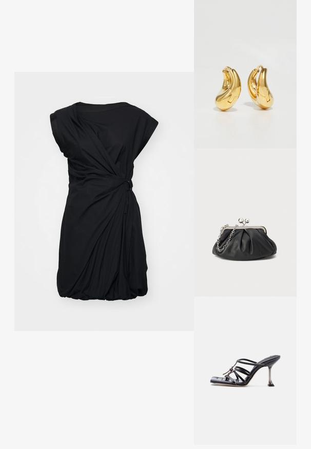 Vestido negro con diseño envolvente, cortas mangas tipo capucha y textura recogida en la cintura. Tejido suave con un ajuste holgado.; Sandalia negra de tacón alto con tiras, punta cuadrada y tacón de aguja delgado, con tiras superpuestas y un detalle anudado en la parte superior.; Clutch de cuero negro con textura arrugada, marco de metal en tono plateado, cierre de beso y cadena para colgar. Superficie suave y lisa.; Pendientes de aro de oro con forma curva y suave, y acabado pulido. Presentan un mecanismo de cierre y ligeras indentaciones para un toque de detalle.