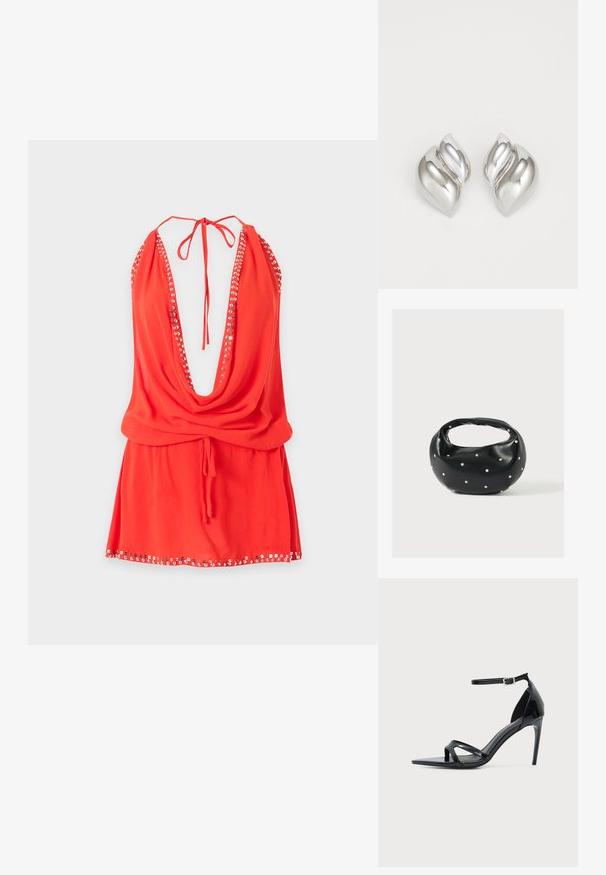 Rotes Neckholder-Minikleid mit tiefem Wasserfallausschnitt, silbernen Nieten entlang der Kanten und Kordelzug in der Taille, abgebildet vor weißem Hintergrund.; Schwarze Sandale aus Lackleder mit hohem Absatz, dünnem Knöchelriemen, offenem Zehenbereich und minimalistischem Design auf hellem, einfarbigem Hintergrund.; Schwarze Lederhandtasche mit abgerundeter Form, verziert mit silbernen Nietenakzenten und kurzem Griff. Glatte Struktur und Reißverschlussverschluss.; Silberne Ohrringe mit einer organischen, abstrakten Form. Glatte, glänzende Oberfläche mit einem konischen Design. Mit dezenten Kurven und einem zentralen Linienelement.