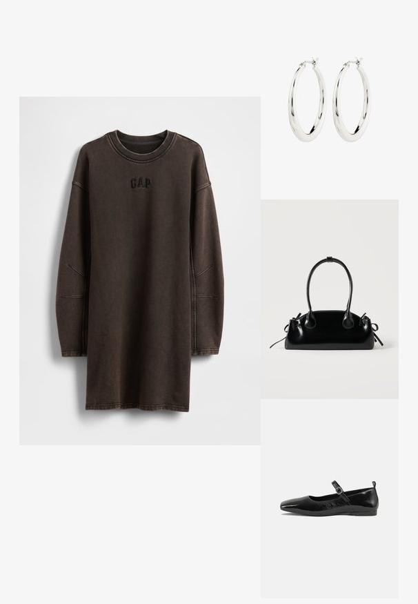 Brun oversized sweatshirt-kjole lavet af blødt materiale, med rund halsudskæring og broderet "GAP"-logo på brystet.; Sorte patentlæder flade sko med spidse tæer, en ankelrem med spænde og en glat, blank tekstur. Lav hæl for komfort.; Lille sort blank håndtaske med to lange håndtag og snøre-detaljer i siden på en ensfarvet lys baggrund.; Sølvøreringe i form af hoops med en glat, blank finish. Cirkulær form, der har en sikker lås. Simpelt og elegant design.