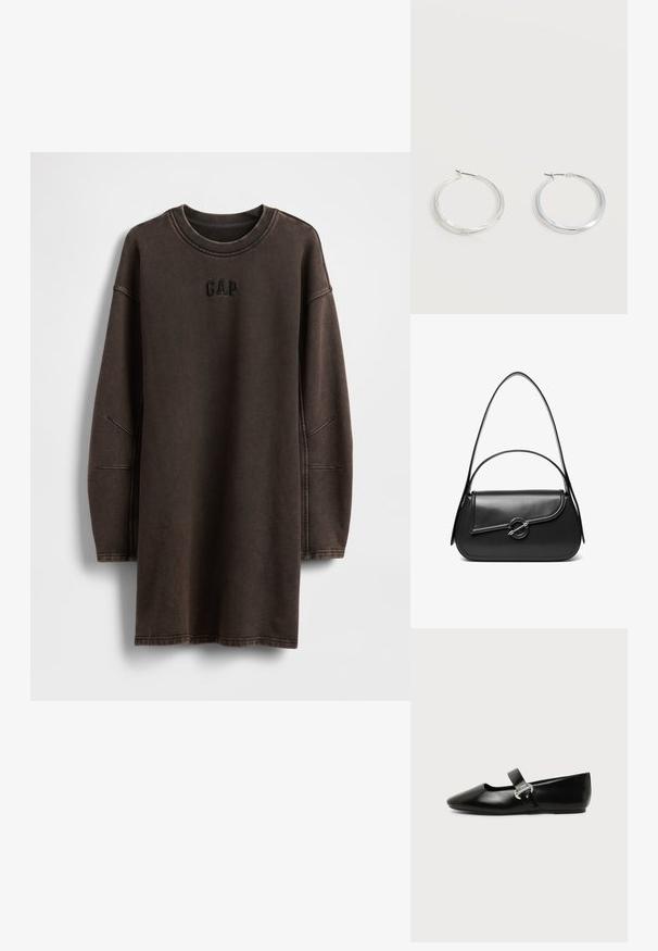 Brun oversized sweatshirt-kjole lavet af blødt materiale, med rund halsudskæring og broderet "GAP"-logo på brystet.; Sort læder Mary Jane-flad sko med rundet tå og sølvspænde på ensfarvet baggrund.; Sort skuldertaske i læder med en buet klap, der er fastgjort med en rund metal spænde, og en slank, justerbar rem.; Sølvfarvede metaloorringe med glat, let buet overflade og låsemekanisme på en ensfarvet hvid baggrund.