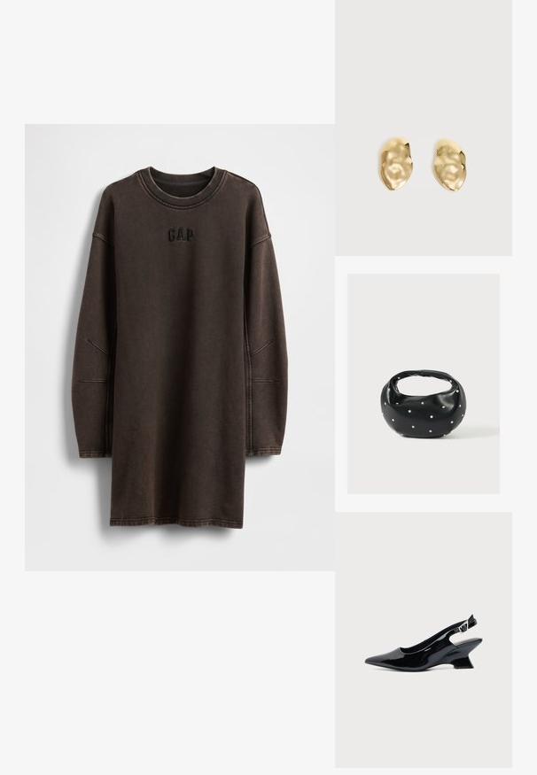 Brun oversized sweatshirt-kjole lavet af blødt materiale, med rund halsudskæring og broderet "GAP"-logo på brystet.; Sort laklæder slingback sko med spids tå og lav vinklet blokhæl på ensartet lys baggrund.; Sort læderhåndtaske med en rundet form, dekoreret med sølvnitter, og et kort håndtag. Glat tekstur og lynlåslukning.; Par skinnende, ujævnt formede øreringe af guldmetal med en krøllet, glat overflade på en ensartet lys baggrund.