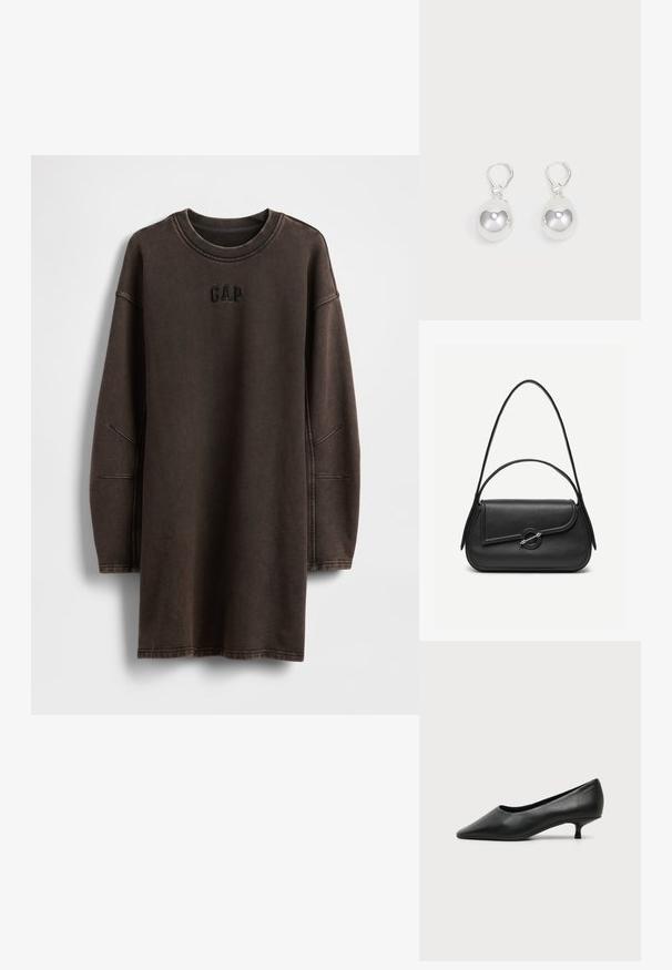Robe sweat-shirt oversize marron en matière douce, avec un col rond et un logo "GAP" brodé sur la poitrine.; Escarpin femme en cuir noir à petit talon, bout pointu et petit talon kitten sur fond clair uni.; Sac à main en cuir noir avec bords arrondis, rabat asymétrique, fermoir circulaire en métal, et des bandoulières courtes et longues.; Boucles d'oreilles en argent en forme de goutte avec des surfaces lisses, rondes et réfléchissantes, suspendues à des fermoirs à ressort. L'arrière-plan est blanc uni.