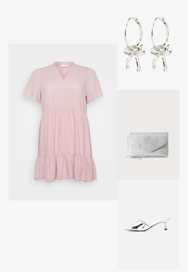 Rosa Kurzarmkleid mit V-Ausschnitt, das einen lockeren Schnitt und einen mehrlagigen Rüschensaum aufweist. Hergestellt aus einem weichen, leichten Stoff.; Silberne offene Sandale mit Zehenfreiheit, niedrigem Kitten-Heel und glänzendem Metallic-Finish auf neutralem Hintergrund.; Silberne Mesh-Abendclutch mit Umschlagklappe und dünnem Kettenriemen auf einfarbigem weißem Hintergrund.; Silberne Creolen mit einem Bogen-Detail in der Mitte, die eine polierte Oberfläche und eine glatte Textur präsentieren.