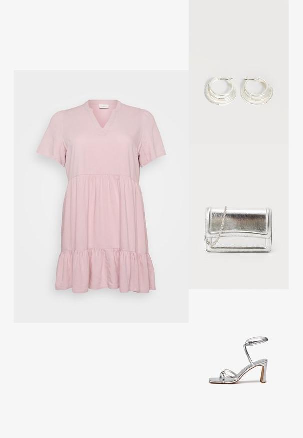 Rosa Kurzarmkleid mit V-Ausschnitt, das einen lockeren Schnitt und einen mehrlagigen Rüschensaum aufweist. Hergestellt aus einem weichen, leichten Stoff.; Silberne High-Heel-Sandalen mit eckiger Zehenpartie, dünnem Knöchelriemen und Riemen über dem Spann. Glänzende Metallic-Oberfläche mit einem 3-Zoll-Blockabsatz.; Silberne metallische Clutch-Tasche mit glatter Textur, Klappenverschluss und Kettenriemen. Verfügt über ein strukturiertes rechteckiges Design und gestickte Akzente.; Silberne Creolen mit drei geschichteten halbkreisförmigen Bändern, eines davon verziert mit kleinen klaren Kristallen auf hellem Hintergrund.