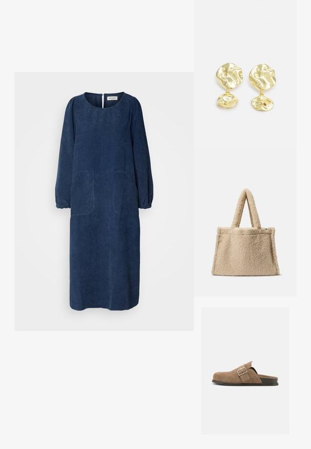 Vestido de pana azul marino con mangas largas abullonadas, escote redondo, dos bolsillos delanteros y una abertura en la parte posterior en forma de llave. Tejido suave y texturizado.; Zapato marrón de ante tipo slip-on con suela negra y correa ajustable con hebilla, vista lateral sobre un fondo blanco liso.; Bolsa de tela de felpa beige tipo teddy con dos asas cortas, textura suave y forma estructurada. Sin herrajes visibles ni detalles adicionales.; Pendientes de gota en tono dorado con un diseño abstracto y texturizado que presenta dos elementos de forma irregular, uno más grande arriba y otro más pequeño abajo.