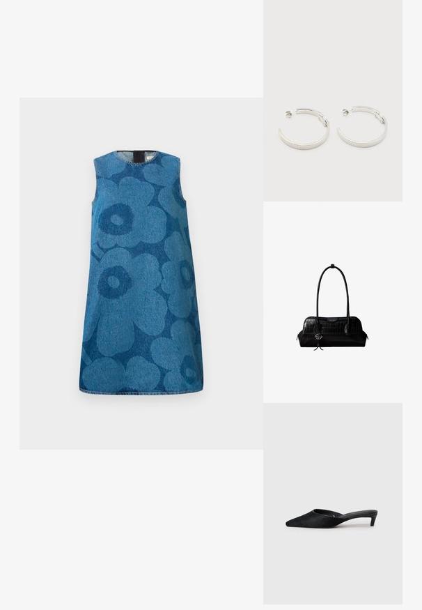 Vestido de mezclilla sin mangas con un patrón de flores en diferentes tonos de azul. Presenta un escote redondo y un corte recto.; Mules de ante negro con puntera afilada y tacón bajo. Presentan una textura suave y una parte trasera abierta para facilitar su uso. Diseño sencillo sin patrones.; Bolso de hombro negro de cuero con textura de cocodrilo, con correas largas y un pequeño colgante de logo plateado en una correa.; Pendientes de aro semicírculo en tono plateado con textura acanalada y cierre de presión sobre fondo blanco.