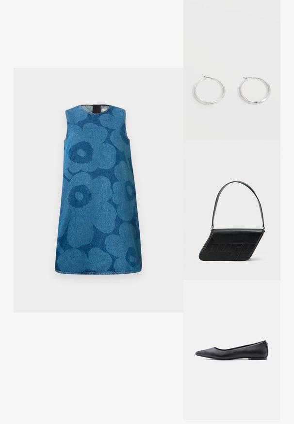 Udenærmet denimkjole med et blomstermønster i forskellige nuancer af blå. Har en rund halsudskæring og en lige pasform.; Sort flad lædersko med spidst tåparti og lav hæl, vist i sideprofil mod en hvid baggrund.; Sort skuldertaske i læder med trekantet form, præget logo og en enkelt justerbar rem. Minimalistisk design med glat tekstur.; Sølvfarvede metaloorringe med glat, let buet overflade og låsemekanisme på en ensfarvet hvid baggrund.