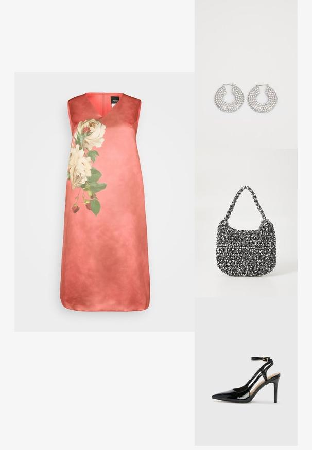 Koralfarvet ærmeløs kjole med V-udskæring, der har et stort blomstermotiv med cremefarvede roser og grønne blade på venstre side, glat tekstur.; Sorte laklæder højhælede slingback-sko med spids tå, justerbar ankelrem og åben sider. Glat tekstur.; Vævet håndtaske i sort og hvid med en rund form, tekstureret overflade og et fletet håndtag. Velegnet til afslappet brug.; Sølvøreringe med flere klare krystaludsmykninger, med en struktureret overflade og et åbent rundt design.