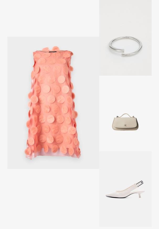 Vestido melocotón sin mangas con superposición transparente decorado con grandes apliques florales circulares texturizados en un patrón repetido.; Zapato slingback de charol blanco con punta afilada, tacón kitten bajo y correa elástica negra y blanca con logo en el talón.; Pequeño bolso de mano de cuero beige con asa superior y logo plateado de CK en la solapa frontal, mostrado sobre un fondo blanco.; Calvin Klein SPIRAL - Pulsera - silver-coloured