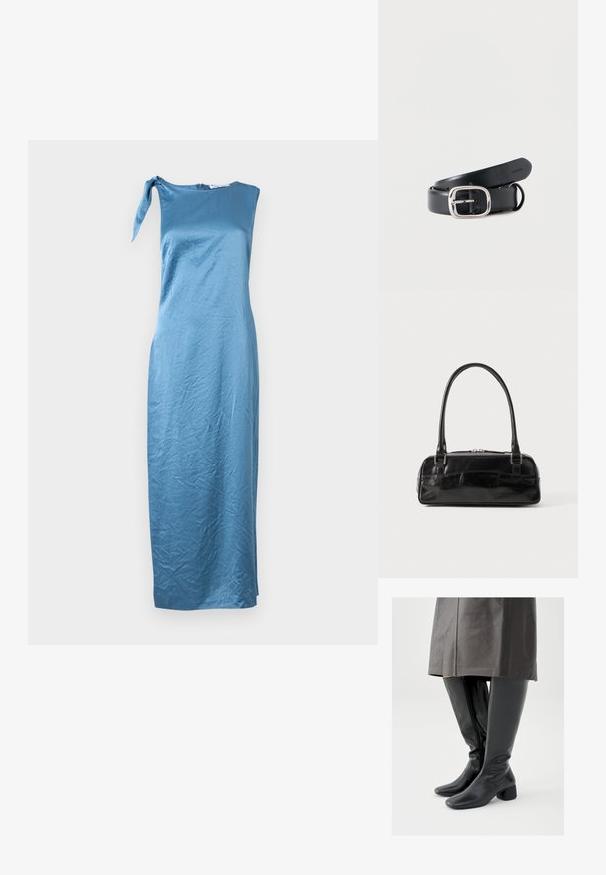 Asymmetrisches blaues Satin-Kleid mit einem einzelnen Schulterträger und einem Bindedetail, das eine figurbetonte Silhouette und einen mittellangen Saum hat.; Kniehohe schwarze Lederstiefel mit quadratischer Zehenpartie, schrägem Blockabsatz und seitlichem Reißverschluss; glatte Textur und körperbetontes Design.; Schwarze Lederhandtasche in rechteckiger Form, mit einem stabilen Griff, silbernem Zubehör und Reißverschluss. Glatte Textur.; Schwarzer Ledergürtel mit rechteckiger silberner Schnalle. Glatte Oberfläche, mit gestanzten Löchern zur Einstellung und gebrandetem Innenfutter.