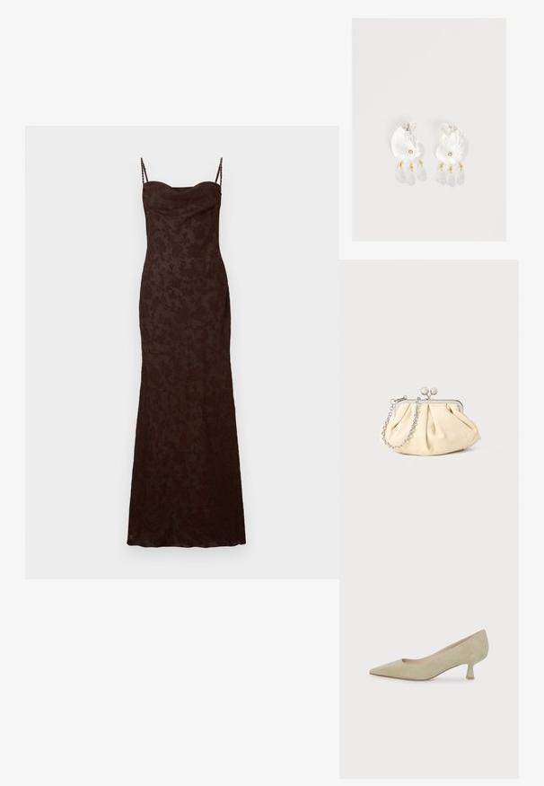 Braunes Maxikleid mit zarter Blumenstruktur, dünnen verstellbaren Trägern und einer figurbetonten Silhouette. Glattes Gewebe mit einem dezenten Glanz.; Beige Wildleder-Pumps mit spitz zulaufender Vorderkappe und niedrigem, schlankem mittelhohem Absatz vor einfarbig weißem Hintergrund.; Faltige beigefarbene Ledertasche mit einem silbernen Metallrahmen, ausgestattet mit zwei runden dekorativen Verschlüssen und einem silbernen Kettenriemen.; Klare Harz-Ohrringe in Muschelform mit kleinen goldenen Akzenten und drei hängenden durchsichtigen tropfenförmigen Anhängern an jedem Ohrring.