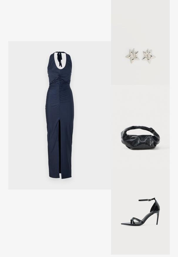 Robe à dos nu bleu marine avec une texture froncée, une fente sur le côté et un détail de dos ouvert. Le tissu est lisse et bien ajusté sur toute la silhouette.; Sandale à talon haut en cuir verni noir avec fine bride à la cheville, bout ouvert et design minimaliste sur fond clair uni.; Sac noir en matériau texturé et brillant avec une poignée circulaire torsadée et une fermeture éclair. Présente un design doux et froissé.; Boucles d’oreilles créoles en forme d’étoile argentée avec une finition lisse et polie sur un fond blanc uni.