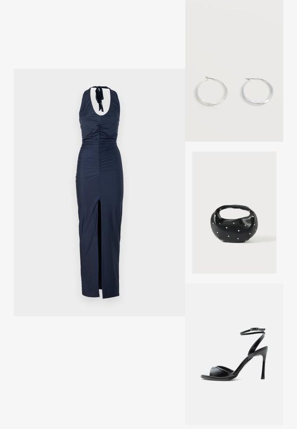 Robe à dos nu bleu marine avec une texture froncée, une fente sur le côté et un détail de dos ouvert. Le tissu est lisse et bien ajusté sur toute la silhouette.; Sandale noire à talon haut avec bout ouvert, talon stiletto fin et bride de cheville avec boucle sur fond blanc.; Sac à main en cuir noir de forme arrondie, décoré de clous argentés et équipé d'une poignée courte. Texture lisse et fermeture éclair.; Boucles d’oreilles créoles en métal argenté avec une surface lisse légèrement incurvée et des fermoirs à clapet sur un fond blanc uni.