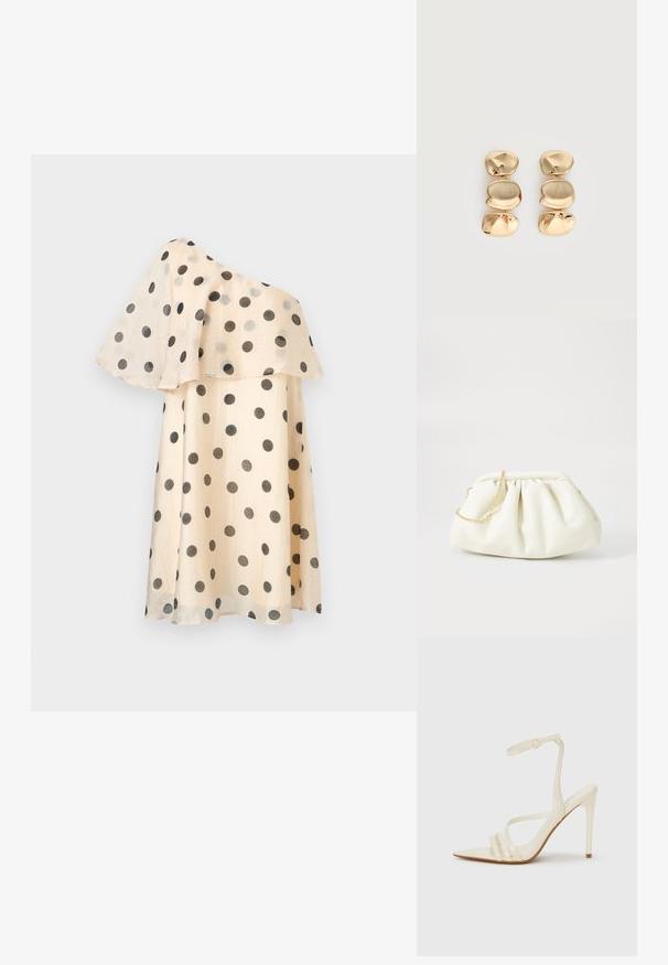 Robe beige asymétrique à pois noirs avec un volant fluide superposé sur la partie supérieure.; Sandales à talons hauts beiges avec un bout pointu, comportant trois brides à l'avant et une fine bride à la cheville avec une boucle. Texture lisse, design minimaliste.; Sac à main en cuir blanc avec un design plissé, doté d'une bandoulière en chaîne dorée et d'une forme arrondie. Texture lisse avec des plis doux et sans motifs.; Boucles d’oreilles pendantes ton or avec trois segments irréguliers, lisses et arrondis empilés verticalement sur un fond clair uni.