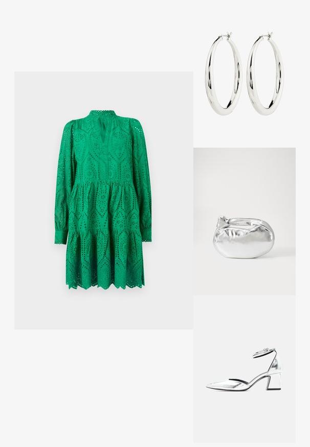 Vestido verde de broderie anglaise con mangas largas, dobladillo plisado y cuello con abertura. Presenta intrincados patrones recortados y bordes con forma de concha.; Zapato plateado metálico con tacón bajo ancho, puntera puntiaguda y hebilla en el tobillo sobre fondo blanco.; Bolsa de pouch metálica plateada con una forma suave y redondeada y un cierre en la parte superior con un nudo. Hecha de un material de imitación de cuero suave.; Pendientes de aro de plata con una superficie lisa y reflectante. Forma redonda y grande con un cierre seguro en la parte superior. El acabado pulido resalta el brillo.