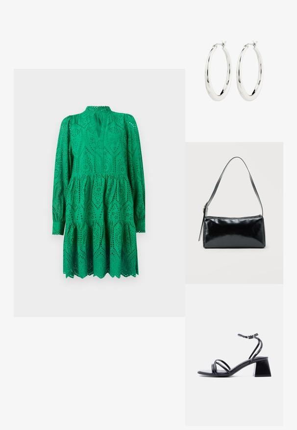 Vestido verde de broderie anglaise con mangas largas, dobladillo plisado y cuello con abertura. Presenta intrincados patrones recortados y bordes con forma de concha.; Sandalia negra con tiras, abierta en la punta, con hebilla en el tobillo y tacón cuadrado, vista lateral sobre un fondo claro y liso.; Bolso de hombro rectangular negro con una correa ajustable y un cierre de cremallera superior sobre un fondo liso.; Pendientes de aro de plata con un acabado suave y brillante. Forma circular, con un cierre seguro. Diseño sencillo y elegante.