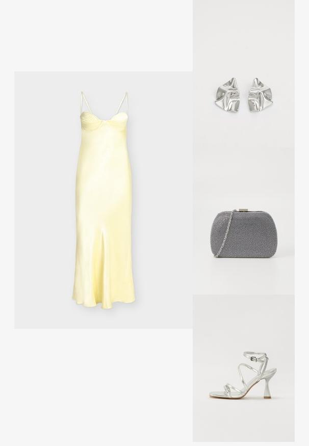 Robe nuisette en satin jaune avec bonnets à armatures, détail froncé au niveau de la poitrine, fines bretelles spaghetti et fente centrale à l'avant.; Sandale à talons hauts argentée présentant plusieurs brides croisées, une bride de cheville avec boucle, et un talon sculpté, le tout avec une finition métallique brillante.; Pochette texturée noir et blanc de forme arrondie, avec une chaîne en métal argenté et un fermoir en métal en haut.; Boucles d'oreilles en métal argenté avec un design ondulé et sculptural, présentant une finition polie et des formes irrégulières, mettant en valeur une esthétique contemporaine.
