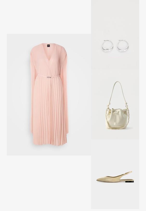 Plissé jurk van zachte roze stof met een diepe V-hals. Heeft lange mouwen en een cinched taille met een zilverkleurig riemdetail.; Beige platte slingback schoen met puntige neus, lage zwarte hak en een glad leren afwerking, zijaanzicht op een effen achtergrond.; Crèmekleurige leren buideltas met trekkoordsluiting, gevlochten ketting- en leren schouderriem, en goudkleurige oogringen.; Zilveren creolen met een gepolijste afwerking en DKNY-branding, weergegeven tegen een effen witte achtergrond.