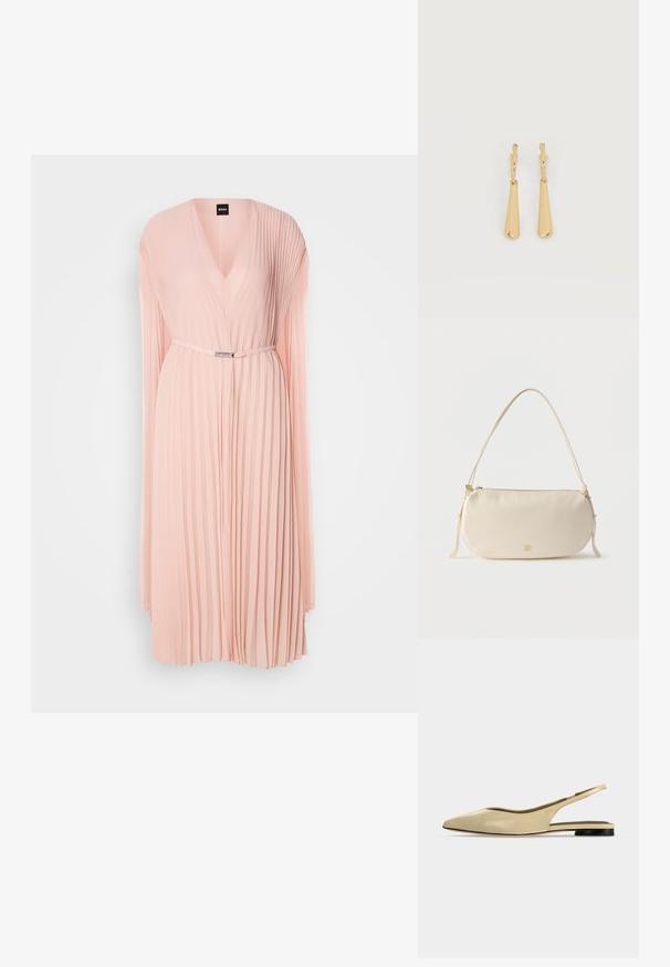 Plisseret kjole i blødt pink stof med en dyb V-udskæring. Har lange ærmer og en indsnævret talje med en detalje i sølvfarvet bælte.; Beige spids tå slingback flad sko med lav sort hæl og en glat læderfinish, vist fra siden på en ensfarvet baggrund.; Kræmmerhvid lille skuldertaske med enkelt rem, lynlås og diskret gyldent mærkelogo på forsiden.; Øreringe i guldfarvet metal med glatte, aflangt dråbeformede vedhæng, der hænger fra små creol-låse på en hvid baggrund.