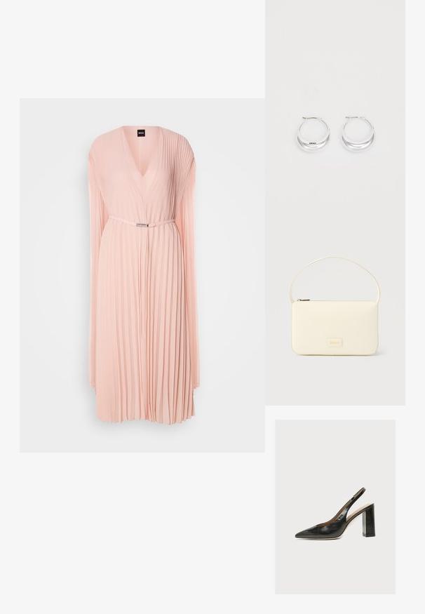 Faltenkleid aus weichem pinken Stoff mit tiefem V-Ausschnitt. Verfügt über lange Ärmel und eine taillierte Taille mit einem Gürteldetail in Silberfarbe.; Schwarzer Leder-Damenslingback-Schuh mit spitzer Zehenpartie und dickem hohem Blockabsatz vor weißem Hintergrund.; Rechteckige Handtasche in Cremefarbe mit einem einzelnen Trageriemen und Reißverschluss oben, ausgestattet mit einer kleinen, geprägten Logoplakette vorne.; Silberne Creolen mit glänzender Oberfläche und DKNY-Logo, vor einem schlichten weißen Hintergrund präsentiert.