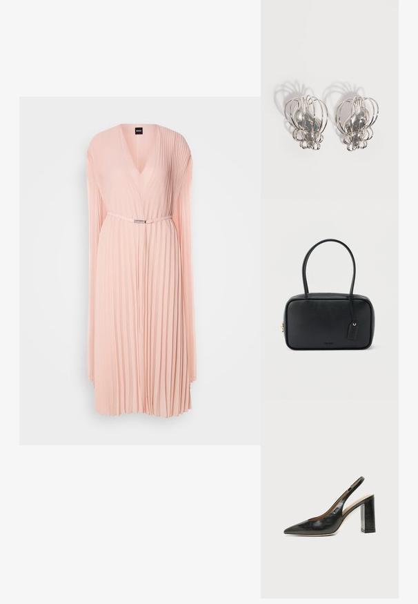 Faltenkleid aus weichem pinken Stoff mit tiefem V-Ausschnitt. Verfügt über lange Ärmel und eine taillierte Taille mit einem Gürteldetail in Silberfarbe.; Schwarzer Leder-Slingback-Schuh mit spitzer Kappe, hohem Blockabsatz und beigegefüttertem Innenraum vor hellem, einfarbigem Hintergrund.; Schwarze rechteckige Handtasche mit doppelten, abgerundeten Griffen, goldfarbenem Reißverschluss und geprägtem „HUGO“-Logo auf der Vorderseite sowie angebrachtem Lederanhänger.; Paar silberne Metallohrstecker mit offenem Drahtkäfig-Design und glatten zentralen ovalen Formen, die geschwungene Schatten auf einem weißen Hintergrund werfen.