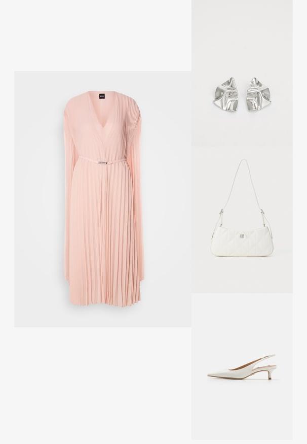 Plisseret kjole i blødt pink stof med en dyb V-udskæring. Har lange ærmer og en indsnævret talje med en detalje i sølvfarvet bælte.; Steve Madden KARI - Pumps - white; Hvid quiltet håndtaske med en glat overflade, der har et sølvfarvet logo og en tynd justerbar skulderrem. Elegant buet form.; Sølvmetal øreringe med et bølgende, skulpturelt design, der har en poleret overflade og uregelmæssige former, hvilket fremhæver en moderne æstetik.
