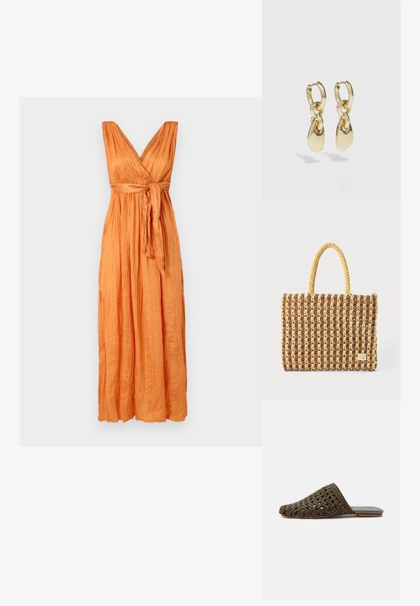 Maxi jurk in helder oranje crepe stof, met een diepe V-hals, geplooide bovenkant en een strik taille voor een gedefinieerde vorm en vloeiende silhouette.; Bruine geweven instap mule met een platte zool en gesloten afgeronde neus op een witte achtergrond.; Geweven tas in bruin en geel, met een rechthoekige vorm, twee handvatten en een textuurafwerking met zichtbare stiksels en een merketiket.; Gouden creolen met een verbonden ontwerp en een gladde, druppelvormige accent. De reflecterende afwerking vergroot de visuele aantrekkingskracht.
