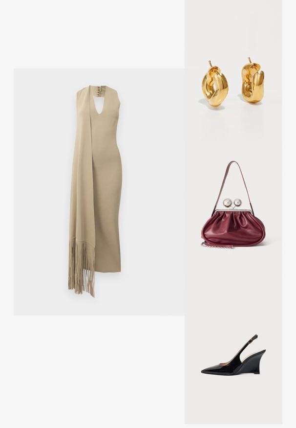 Ärmelloses beiges Maxikleid mit einem Schlüssel-Ausschnitt und einem angenähten langen Schal, der auf einer Seite fransenverziert ist.; Schwarzer Lackleder-Slingback-Wedgeschuh mit spitzer Zehenpartie und verstellbarer Knöchelschnalle vor weißem Hintergrund.; Kleine burgunderrote Lederhandtasche mit gerafften Details, einem dünnen Riemen und einem silbernen Verschluss mit zwei großen runden Knöpfen.; Fette goldene Creolen mit einem leicht verdrehten, röhrenförmigen Design und Steckverschlüssen auf einem weißen Hintergrund.