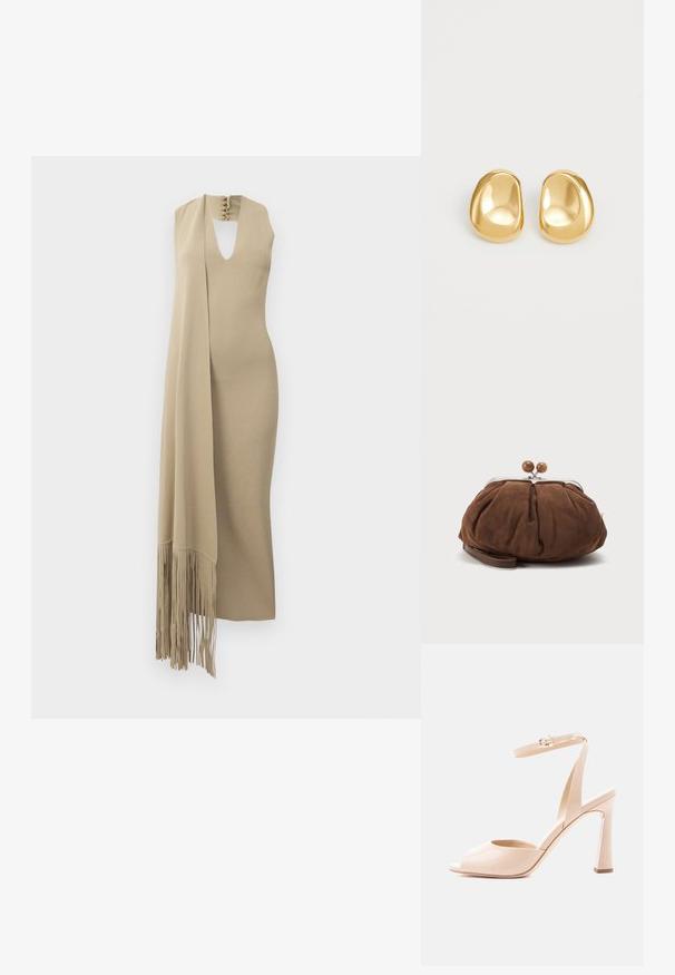 Ärmelloses beiges Maxikleid mit einem Schlüssel-Ausschnitt und einem angenähten langen Schal, der auf einer Seite fransenverziert ist.; Beige Sandalette aus Lackleder mit offenem Zeh, schmalem Knöchelriemen, goldener Schnalle und geschwungenem Blockabsatz auf weißem Hintergrund.; Weiche braune Wildleder-Handgelenktasche mit silbernem Metallrahmen und runden braunen Verschlusskugeln auf schlichtem hellem Hintergrund.; Goldfarbene Ohrstecker mit einer glatten, runden Form und einer reflektierenden Oberfläche, die ein minimalistisches Design ohne sichtbare Muster zeigen.