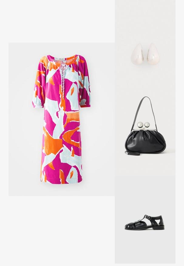 Kleurige jurk met korte mouwen, versierd met een abstract patroon in roze, oranje en lichtblauw. Ontworpen met een ronde halslijn en geplooide details.; Zwarte leren sandalen met een T-sleutelontwerp, open tenen, uitgesneden zijdetails en een lage blokhak. Verstelbare enkelgesp.; Zwarte leren handtas met een geplooid ontwerp, een enkele schouderband, zilverkleurige metalen omlijsting en twee grote ronde zilveren sluitingen.; Zilveren metalen druppeloorbellen met een gladde, reflecterende oppervlakte en een druppelvorm, voorzien van een naadloos ontwerp en zonder zichtbare versieringen.
