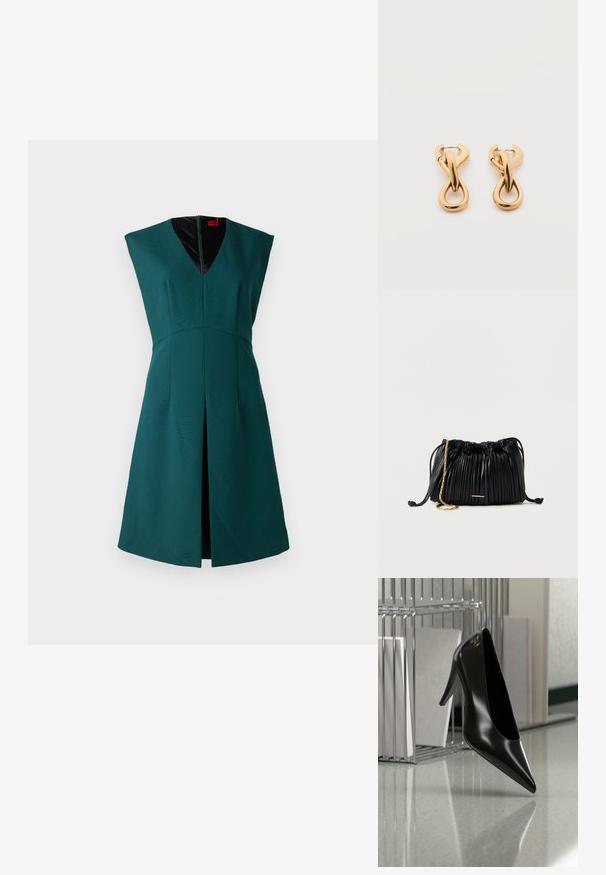 Robe sans manches verte avec un décolleté en V profond, un design structuré, une fente sur le devant et une doublure intérieure noire contrastante. Fermeture éclair au dos.; Chaussure noire à talon haut avec bout pointu et logo doré, posée sur une surface réfléchissante près d'un organiseur de dossiers en fil chromé contenant des documents.; Sac à main en cuir noir plissé avec cordon de serrage, bandoulière chaîne dorée et petit accent horizontal doré sur le devant.; Paire de boucles d'oreilles créoles en bouclettes dorées brillantes sur fond blanc uni, présentant un design torsadé entrelacé.