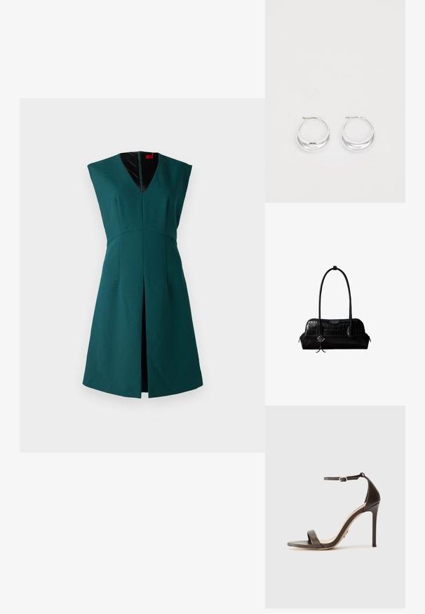 Groene mouwloze jurk met een diepe V-hals, gestructureerd ontwerp, een split aan de voorkant en een contrasterende zwarte binnenvoering. Rits aan de achterkant.; Bruine hoge hak sandaal met een slanke enkelband en een platte teband. Gladde leermateriaal met een spitse neus en stilettohakken.; Zwarte schoudertas van leer met krokodillenstructuur, lange banden en een klein zilveren logohanger aan één band.; Zilveren creolen met een gepolijste afwerking en DKNY-branding, weergegeven tegen een effen witte achtergrond.
