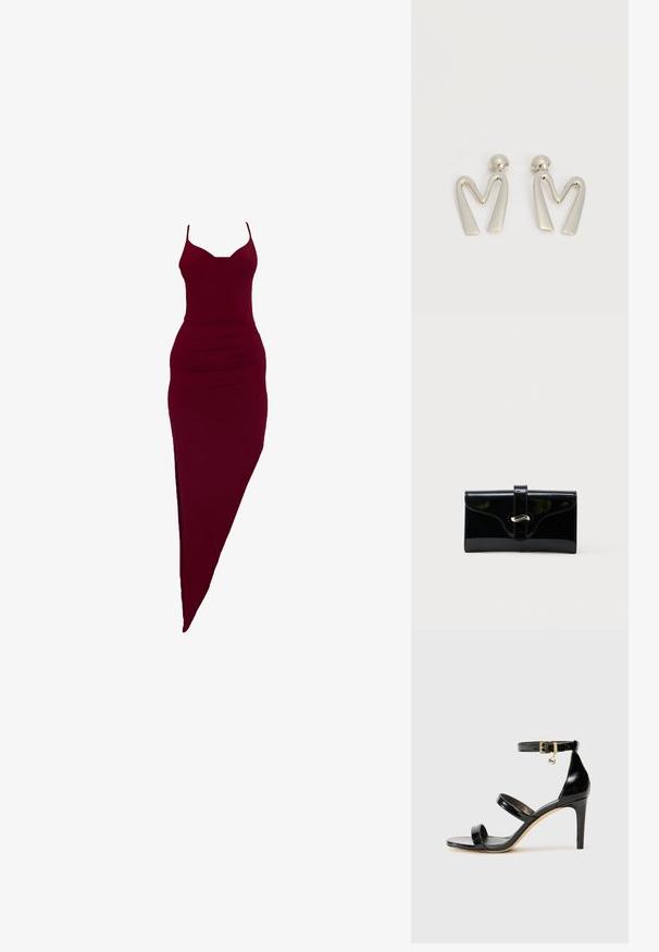 Burgunderrotes, figurbetontes Kleid mit Spaghettiträgern, seitlichem Schlitz und gerafften Details an der Taille, aus elastischem Stoff.; Schwarze Lackleder-Sandale mit drei Riemen, Knöchelriemen und 10 cm hohen Stiletto-Absatz. Verfügt über goldfarbene Hardware-Details und ein Logo-Charm.; Schwarze glänzende rechteckige Brieftasche mit einem vorderen Riemen und silberner Metallverschluss, vor einem schlichten weißen Hintergrund.; Paar silberfarbene Metallohrringe in Form des kantigen Buchstabens M mit abgerundeten Stegen auf weißem Hintergrund.