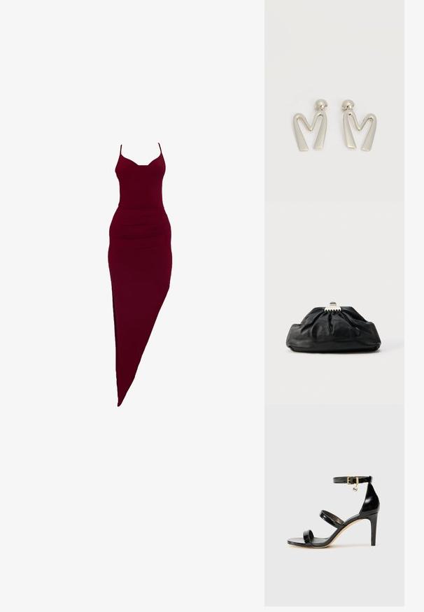 Vestido burdeos ajustado con tirantes finos, que presenta una abertura lateral y detalles fruncidos en la cintura, fabricado en tejido elástico.; Sandalia de charol negro con tres correas, hebilla en el tobillo y tacón de aguja de 10 cm. Presenta detalles de hardware en oro y un charm con el logo.; Bolso de mano de cuero negro con textura recogida, cierre de broche metálico y logo en relieve sutil en el frente. Forma redondeada.; Par de pendientes de metal plateado con forma de letra M angular y postes redondeados sobre un fondo blanco.