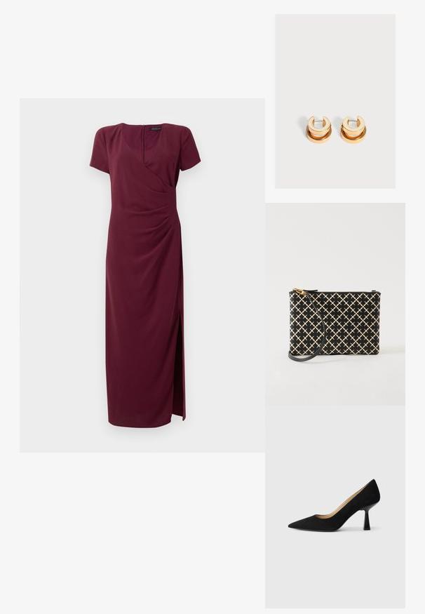 Bordeaux maxi jurk in gestructureerde stof, met een wikkeldesign, korte mouwen, een split aan de voorkant en een ritssluiting aan de achterkant.; Zwarte suède high-heeled pump met een spitse neus, voorzien van een glanzende zwarte blokhak en een gladde binnenvoering.; Zwart-beige polstasje met een patroon, gouden ritssluiting en afneembare zwarte band, weergegeven op een witte achtergrond.; Een paar goudkleurige oorringen met een bredere maansikkelvorm bovenop en een ronde ring die onder elk hangt.