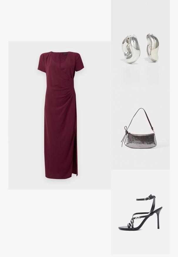Burgunderfarbendes Maxikleid aus strukturiertem Stoff, mit Wickeldesign, kurzen Ärmeln, Schlitz vorne und einem Reißverschluss auf der Rückseite.; Schwarze Sandalette mit hohem Absatz, dünnen Riemen, einem Schnallenverschluss am Knöchel und einem Metall-Logodetail am seitlichen Riemen, vor weißem Hintergrund.; Kleine metallische silberne Handtasche mit strukturierter Oberfläche, kurzem dunkelbraunem Riemen und dekorativer gebundener Schleife auf einer Seite.; Silberne skulpturale Ohrringe mit glatten, geschwungenen Formen und reflektierenden Oberflächen. Sie verfügen über ein geschlossenes Ringdesign und eine ausgeprägte organische Form.