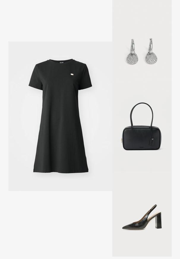 Kortærmet sort kjole lavet af glat stof, med afslappet pasform og et lille mærke logo på brystet. Enkel og minimalistisk design.; Sort læder peep-toe slingback sko med høj blokhæl og beige indvendig foring mod en ensfarvet lys baggrund.; Sort rektangulær håndtaske med dobbelte runde håndtag, gylden lynlås og præget "HUGO"-logo foran med fastgjort lædermærke.; Sølv øreringe med runde, flade vedhæng besat med små klare krystaller på en simpel lys baggrund.