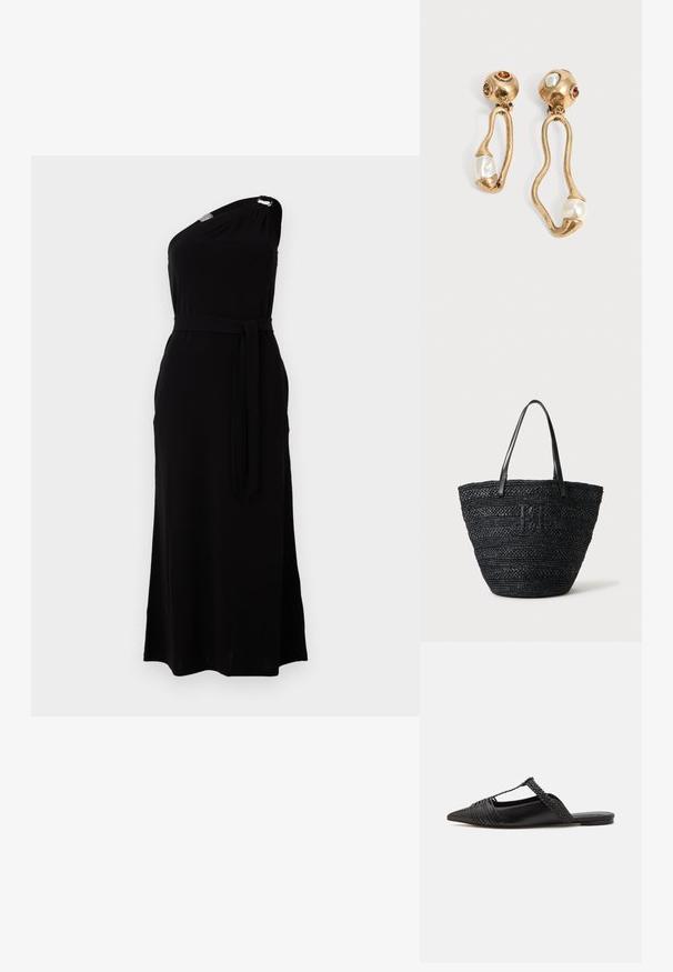 Schwarzes, einseitiges Kleid aus weichem Stoff. Mit einem Taillengürtel und einem seitlichen Schlitz, mit einem metallischen Akzent an der Schulter. Lange Länge.; Schwarzer Leder-Slingback-Schuh mit spitzem Zehenbereich, ausgestattet mit einem geflochtenen Akzent und einem gefalteten Oberdesign. Flache Sohle mit minimalem Zubehör.; Schwarze, gewebte Tragetasche mit zwei dünnen Ledergriffen und einem dezenten, geflochtenen Logo auf der Vorderseite, stehend vor einem hellen Hintergrund.; Ohrringe in Goldton mit unregelmäßigen offenen Formen, jeweils mit einer Perle am unteren Ende und Edelsteindetails an den runden Steckern.