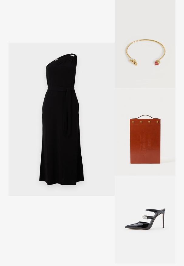 Schwarzes, einseitiges Kleid aus weichem Stoff. Mit einem Taillengürtel und einem seitlichen Schlitz, mit einem metallischen Akzent an der Schulter. Lange Länge.; Schwarze Lackleder-High-Heel-Mules mit spitzer Zehenpartie, zwei Riemen über dem Fuß, einer mit Strass verziert, auf einem weißen Hintergrund.; Brauner Leder-Dokumentenhalter mit flacher rechteckiger Form, geprägtem Text, einem oberen Griff und goldenen Hardware-Akzenten.; Dünnes offenes Goldarmband mit einem Hasenkopf an einem Ende und einer roten Erdbeere am anderen Ende.
