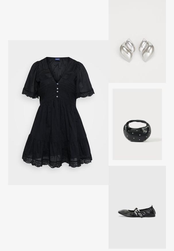 Vestido negro hecho de una tela liviana con un corpiño ajustado, mangas cortas abullonadas, escote en V, detalles de botones y acentos bordados en la falda.; Zapato plano de piel negra con puntera afilada, detalle fruncido alrededor de la abertura y un acento de hebilla plateada en la correa ajustable.; Bolso de mano de cuero negro con forma redondeada, decorado con detalles de tachuelas plateadas y un asa corta. Textura lisa y cierre con cremallera.; Pendientes de plata con una forma orgánica y abstracta. Superficie lisa y brillante con un diseño cónico. Presentan suaves curvas y un detalle de línea central.