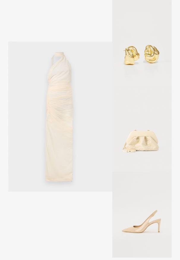 Lang, cremefarvet halterkjole med rynket, gennemsigtigt stof og høj hals mod en ensfarvet baggrund.; Nude patenteret læder slingback hæl med spidse tæer, åben vamp og en tynd stiletto hæl. Har et cirkulært guldfarvet element på remmen.; Håndtaske i kremfarvet stof med blomsterbroderi, blød afrundet topramme og justerbar rem, lagt foran på en lysegrå baggrund.; Guldtonede metalstud øreringe med et skulpturelt, snoet design. Glat, blank overflade med en afrundet form og ingen synlige udsmykninger.