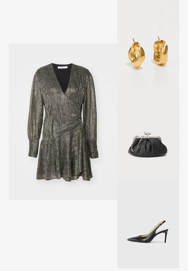 Robe enveloppante brillante en métal avec un décolleté en V profond, des manches longues et une jupe évasée. Présente un motif rayé vertical texturé en gris foncé.; Escarpins en cuir noir avec une pointe fine, une bride ajustable et un talon aiguille élégant, présentant une finition lisse.; Porte-monnaie en cuir noir avec texture froncée, cadre en métal argenté, fermeture à verrouillage kiss-lock et bandoulière en chaîne. Surface lisse et douce.; Boucles d'oreilles créoles en or massif avec un design tubulaire légèrement tordu et des fermoirs à tige sur un fond blanc.