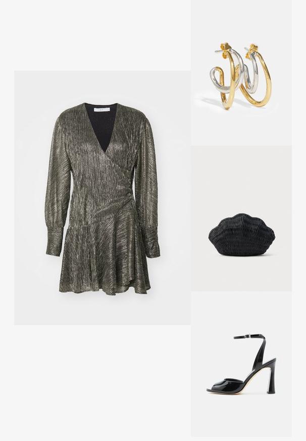 Robe enveloppante brillante en métal avec un décolleté en V profond, des manches longues et une jupe évasée. Présente un motif rayé vertical texturé en gris foncé.; Sandale à talon haut en cuir verni noir avec bout ouvert et fine bride à la cheville avec boucle sur fond blanc.; Sac à main en osier noir en forme de coquille Saint-Jacques avec un dessus courbé et une texture tressée sur un fond uni.; Boucles d'oreilles en créoles entrelacées en or et en argent avec des finitions lisses et brillantes ; elles disposent d'un fermoir à tige pour un port sécurisé.