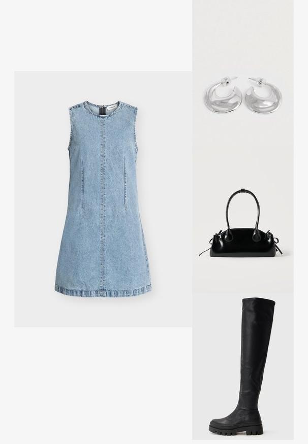 Αμάνικο φωτεινό μπλε denim μίνι φόρεμα σε Α γραμμή με στρογγυλή λαιμόκοψη και ορατή κεντρική ραφή στολίδια.; Μαύρη μπότες μέχρι το γόνατο με χοντρή σόλα και λεία επιφάνεια, διαθέτοντας στρογγυλή μύτη και ελαφρώς χαλαρή επάνω κασκόλ.; Μικρή μαύρη γυαλιστερή τσάντα με δύο μακριές λαβές και λεπτομέρειες με ρυθμιζόμενο κορδόνι στο πλάι σε απλό ανοιχτό φόντο.; Μια ζευγάρι γυαλιστερά ασημένια σκουλαρίκια σε σχήμα ημισελήνου με διάφανες πλαστικές στηρίξεις σε μια λευκή επιφάνεια.
