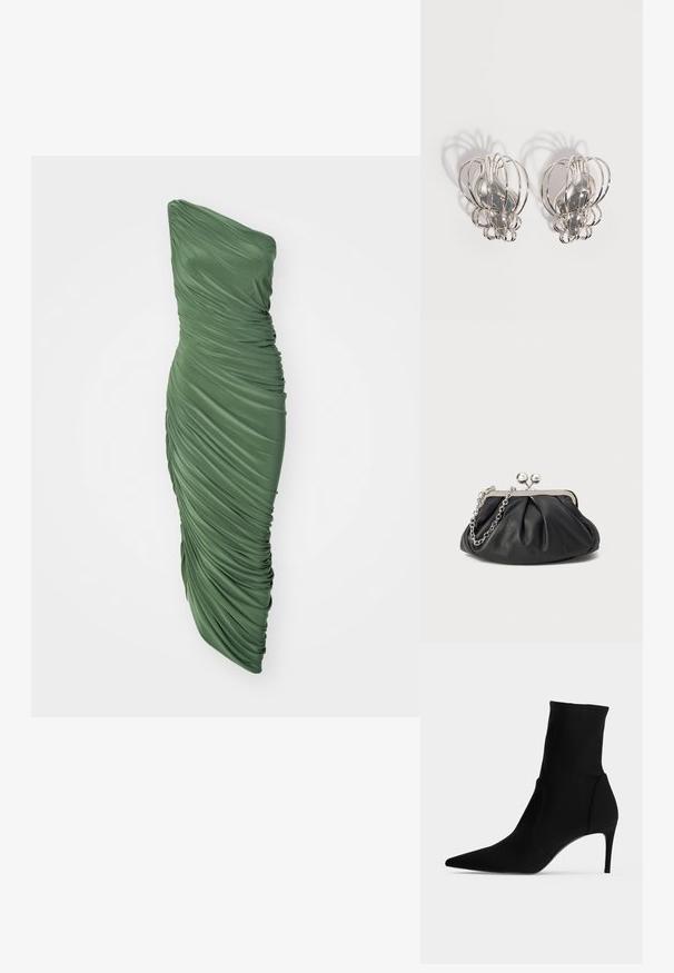 Groene, een-schouder jurk van geplooide, gestructureerde stof, met een aansluitende silhoët die naar de zoom toe vloeit.; Zwarte enkellaars met spitse neus en slanke hoge hak, in profiel getoond op een lichte achtergrond. Stijlvol en minimalistisch ontwerp.; Zwarte leren clutch met geplooide textuur, zilverkleurig metalen frame, drukknopsluiting en kettingriem. Glad, zacht oppervlak.; Een paar zilveren metalen oorbellen met een open draadkooi-ontwerp en gladde centrale ovale vormen die gebogen schaduwen werpen op een witte achtergrond.