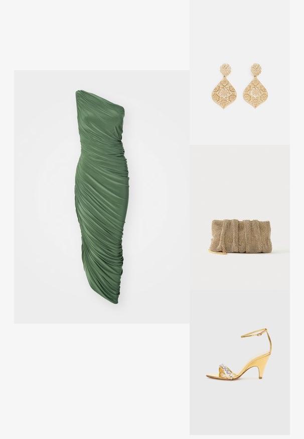 Groene, een-schouder jurk van geplooide, gestructureerde stof, met een aansluitende silhoët die naar de zoom toe vloeit.; Gouden sandalen met hakken en een gestructureerd ontwerp, met een band versierd met steentjes. Open teen, verstelbare enkelriem en een taps toelopende hak.; Kleine gouden mesh clutch met een geplooid ontwerp en een deels zichtbare gouden kettingriem op een effen witte achtergrond.; Gouden drop oorbellen van ingewikkelde filigree, met een bloemontwerp en een watervalvorm, met een decoratieve ronde stud aan de bovenkant.